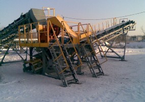 Дробилка щековая ДЩ-210 (ЩДС-2,5х4,0) на рамной конструкции (агрегат) Агрегат дробления АДЩ-210  сборно –разборной  конструкции. Состоит из  основания с трапами (площадки обслуживания), ограждений (перила), 2-х лестниц для входа на площадки обслуживания и дробилки, установленной на основании. Предназначен для дробления гранитов, базальтов, кварцитов, песчаников, известняков и других нерудных пород с пределом прочности при сжатии до 300 МПа (3000 кг/см2), с естественной влажностью до (6…8) %. 