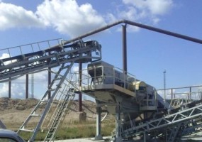 Агрегат сортировки  с грохотом ГИС-32М предназначен для разделения по крупности (грохочения) сыпучих материалов (щебня, гравия, песка и др.). Состоит из агрегата грохота (рамы - металлоконструкции, опорного основания) и установленным на нем грохотом ГИС-32М. Размер просеивающей поверхности инерционного грохота 1250х3500 мм. Количество ярусов сит  2. Производительность до 85 м3/час, зависит от просеиваемого материала, его формы, размеров, влажности и т.д. Электродвигатель 7,5 кВт. Габаритные размеры 7600х447