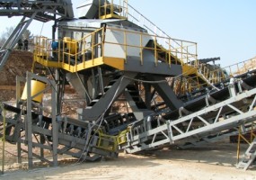 Агрегат сортировки  с грохотом ГИС-53 предназначен для разделения по крупности (грохочения) сыпучих материалов (щебня, гравия, песка и др.).  Состоит из агрегата грохота - рамы-металлоконструкции, опорного основания, площадок обслуживания, лестницы для входа на площадки обслуживания и грохота ГИС-52, установленного на тумбах, крепящихся к раме. Размер просеивающей поверхности инерционного грохота 1750х5000 мм. Количество ярусов сит  3.  Производительность до 160 м3/час.  Электродвигатель 15 кВт. Габариты 10