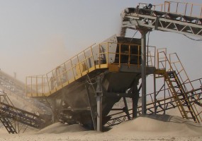 Агрегат сортировки  с грохотом ГИС-42 предназначен для разделения по крупности (грохочения) сыпучих материалов (щебня, гравия, песка и др.). Состоит из агрегата грохота (рамы - металлоконструкции, опорного основания) и установленным на нем грохотом ГИС-42.  Размер просеивающей поверхности инерционного грохота 1520х4000мм. Количество ярусов сит  2. Производительность до 120 м3/час.  Электродвигатель 11 кВт. Габаритные размеры 8870х4335х5658мм. Высота загрузки 5950 мм. Масса  (с грохотом)  8,82 т. Крупность (