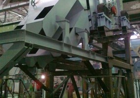 Агрегат сортировки  с грохотом ГИС-44  предназначен для разделения по крупности (грохочения) сыпучих материалов (щебня, гравия, песка и др.).  Состоит из агрегата грохота - рамы-металлоконструкции, опорного основания, площадок обслуживания, лестницы для входа на площадки обслуживания и грохота ГИС-44, установленного на тумбах, крепящихся к раме. Размер просеивающей поверхности 1520х4000мм. Количество ярусов сит  4. Производительность до 150 м3/час.  Электродвигатель 11 кВт. Габаритные размеры 10500х4335х618