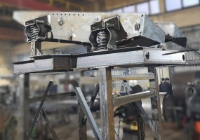 Агрегат сортировки  с грохотом ГИС-12 предназначен для разделения по крупности (грохочения) сыпучих материалов (щебня, гравия, песка и др.). Состоит из агрегата грохота (рамы-металлоконструкции, опорного основания) и установленным на нем грохотом ГИС-12. Размер просеивающей поверхности: верхнее сито 800х1900 мм, нижнее сито 800×1100мм.  Количество ярусов сит 2. 