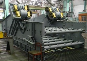 Грохот самобалансный тяжелый ГИСТ 72. Площадь просеивающей поверхности  16,1м2 Количество ярусов сит 2. Электродвигатель 44(2х22) кВт. Габаритные размеры   6810х3490х2785мм. Масса без агрегата (рамы) - 15т.