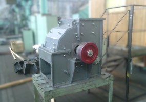 Дробилка молотковая ДМ 64 (6х4).  Производительность при номинальной щели между колосниками дробилки 10мм (для красного кирпича марки М-125) не менее 18т/час. Максимальный  размер исходного куска 150 мм.  Размер регулируемой  разгрузочной щели дробилки  2,5…32 мм. Габариты загрузочного отверстия 490x360мм. Габариты разгрузочного отверстия 490х870мм. Диаметр рабочей части ротора 600±30мм.  Длина рабочей части ротора 380±20мм. Количество молотков   при 2-х рядах 10шт., при 3-х рядах 15шт., при 6-ти рядах  30ш