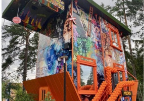 Возведение постройки в парке