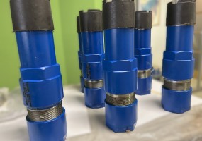 Кабельный ввод Н05.200.000.00-03 состоит из корпуса,  в котором укладывается пакет из пяти сальников и двух звездочек. Присоединительная резьба НКТ 60. Диаметр провода  не более, 9,6мм.  