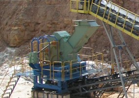 Дробилка для кубовидного щебня ДИМ 800К  Универсальная трехроторная дробилка ДИМ 800К (патент РФ) отлично подходит для получения кубовидного щебня, в том числе из прочных пород. Машина управляема, крупность и объемы выходящих фракций регулируются. Получение продуктов нужной крупности в  ДИМ 800К достигается изменением скорости вращения роторов и размеров щелей пропускных решеток.