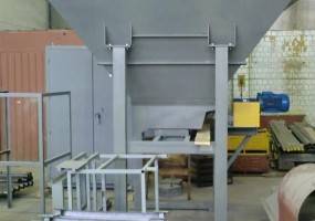 Питатель лотковый (качающийся) ПЛ-24 предназначен для  равномерной подачи материала  из загрузочного бункера на транспортеры, в  дозаторы, емкости и другое технологичное оборудование и может работать как автономно, так и установлен в линию. Емкость бункера 2 м3. Производительность 10-40 м3/час. 