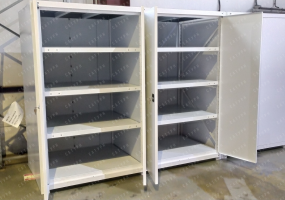 Металлический стеллаж с дверьми на производство 