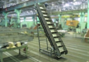 Транспортеры скребковые Т-1, Т-2, Т-3 предназначены для транспортирования пищевой продукции. Транспортер состоит из основания с устройством изменения угла наклона транспортера и самого транспортера, который устанавливается на основании. В качестве тягового органа применяется пищевая лента, которая получает движение от червячного мотор-редуктора. Борта и подложка под ленту изготовлены из антикоррозийной стали - для пищевой промышленности. 