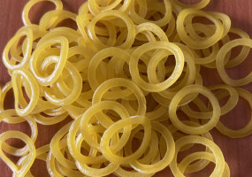 Снек-пеллеты высокого качества, чистый продукт на основе крахмала, муки высшего сорта,сушеного лука, куркумы, растительного масла и соли, без ГМО и различных пищевых добавок.