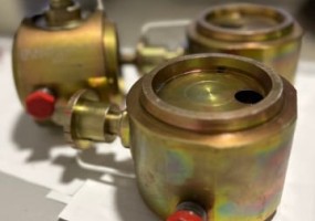 Штуцер дискретный регулируемый ШДР 9К-65х70-М коррозионно-стойкий (нержавеющая сталь) с уплотнением фланцев и корпуса буксы через стальные прокладки по ГОСТ 28919-91, а вала в корпусе буксы с помощью комплекта полиамидных шевронных уплотнений по МН 5652-78. Соединения вентилей включения манометров с зонами входа и выхода рабочей среды уплотняются в корпусе штуцера с помощью конических резьбовых отверстий. 
