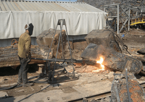 Резка лома электродуговым оборудованием КЭДУ-04. Работы могут проводиться как на открытом воздухе, так и в закрытом помещении, при температуре воздуха от –45 до +35 ºС.