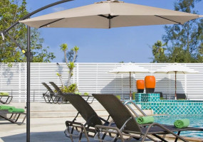 Зонты и шесзлонги