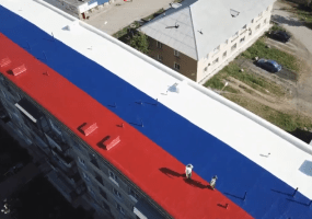 Кровля – надежная защита здания. Мы предлагаем полимерно-битумную мастику для ремонта и устройства мягкой кровли. Этот материал водонепроницаем, устойчив к УФ-излучению и перепадам температур, обеспечивает бесшовное покрытие.