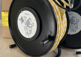 Вьюшки кабельные с вращающимся токопереходом используется в составе водолазных станций для обеспечения удобства хранения и эксплуатации телефонных, телевизионных, силовых длинномерных водолазных кабелей, для нормальной эксплуатации которых необходима подача или подбор кабеля без прерывания работы комплекса.   Применение вьюшки кабельной повышает сохранность кабеля в процессе хранения, транспортировки и эксплуатации по прямому назначению, а также уменьшает необходимую для работы площадь палубы. 