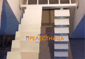 Металлический каркас лестницы на центральном косоуре