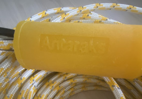 Водолазный телевизионный кабель-сигнал представляет собой синтетический канат (аналогичный альпийским), с вплетенными внутрь медными изолированными проводами и коаксиальной жилой номинальным сопротивлением 75Ом применяется для обеспечения передачи видеосигнала, дуплексной (двусторонней) телефонной связи, питания светильников.