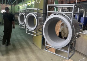 Устройство размагничивания бурового инструмента УРБИ-140, УРБИ-240. Конструктивно УРБИ выполнено из размагничивающей катушки с кабелем подключения к сети и разборного стола, установленного на роторе. С целью обеспечения свободного перемещения в горизонтальной плоскости размагничивающая катушка устанавливается на роликах. 