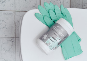 Предназначено для дезинфекции поверхностей в помещениях, жесткой мебели, санитарно-технического оборудования; для дезинфекции посуды, в том числе лабораторной, предметов ухода за больными, средств личной гигиены, белья, уборочного инвентаря, игрушек, резиновых и пропиленовых ковриков, обуви из резин, пластмасс и других полимерных материалов; для дезинфекции и отбеливания белья; для обеззараживания воздуха; для проведения профилактической дезинфекции систем мусороудаления, и др.