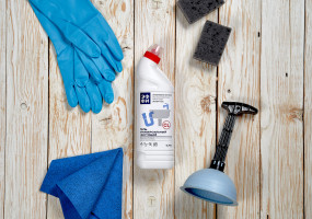 Универсальное чистящее средство широкого спектра действия. Идеально подходит для устранения и профилактики засоров в канализационных трубах, для чистки, отбеливания и удаления загрязнений с унитазов, ванн, раковин, бассейнов, кафеля, пола и других водостойких поверхностей. Эффективное средство для регулярной уборки и профилактики образования плесени. Не оставляет разводов. Устраняет неприятные запахи.