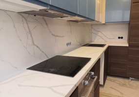 Столешница и стеновая панель из кварцевого агломерата Avant 7400 Калакатта Дофине