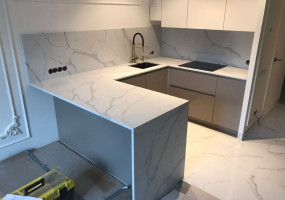 Столешница и стеновая панель из кварцевого агломерата Avant 7500 Калакатта Аррас