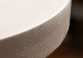 Прочный бетонный столик