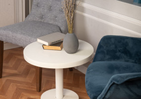 Минималистичный бетонный столик