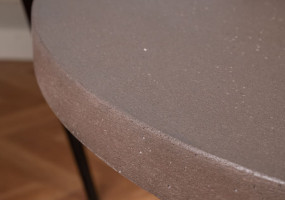 Бетонный столик с деревянной вставкой