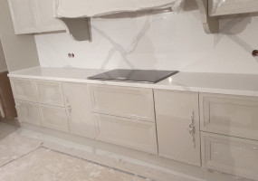 Столешница и стеновая панель из кварцевого агломерата  Etna Quartz Calacatta Santorini