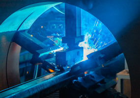 Сварка металлического шва граненой опоры