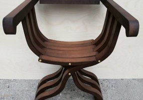 Курульное кресло в собранном  виде