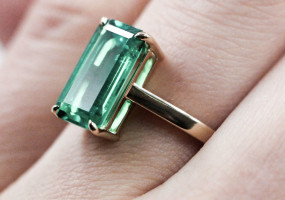 Золотое кольцо с изумрудом в огранке "багет"