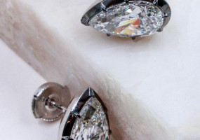 Серьги-пусеты с камнями в огранке "груша"