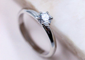 Кольцо из белого золота с бриллиантом