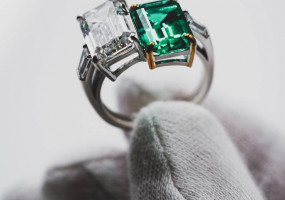 Кольцо с бриллиантом и изумрудом