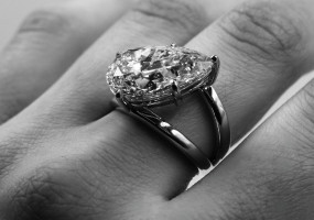 Кольцо с бриллиантом