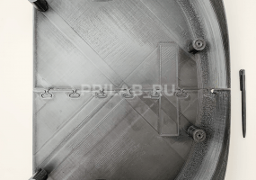 Задняя крышка на сиденье погрузчика. Выполнили: моделирование + печать.