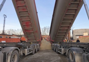 Отгрузка пескосоли самосвалами — от 15 до 45 тонн за рейс в зависимости от техники