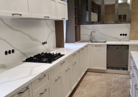 Столешница и стеновая панель из кварцевого агломерата Vicostone BQ-8270 CALACATTA