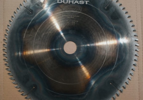 Производство пилы круглой торцовочной с твердосплавными напайкам для пиления древесины.и 