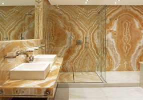 Отделка стен камнем оникс