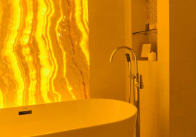 Стена из натурального оникса с подстветкой