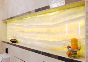 Стеновая панель из камня с подсветкой