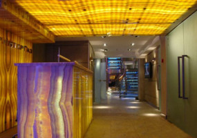 Отделка камнем оникс с подсветкой