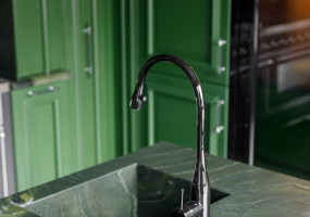 Столешница и мойка из зеленого камня