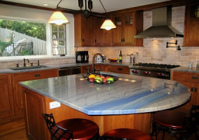 Столешница острова из голубого камня