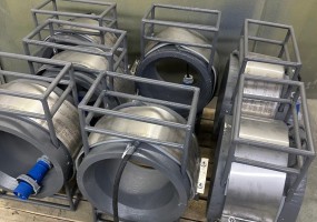 Устройство размагничивания бурового инструмента УРБИ-140, УРБИ-240. Конструктивно УРБИ выполнено из размагничивающей катушки с кабелем подключения к сети и разборного стола, установленного на роторе. С целью обеспечения свободного перемещения в горизонтальной плоскости размагничивающая катушка устанавливается на роликах. 