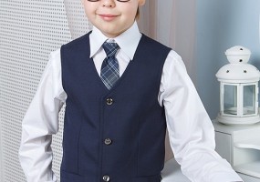 Жилет «Ларк 1»Жилет для мальчика полуприлегающего силуэта. С центральной боротой застежкой на 4 пуговицы и петли. Боковые карманы в листочку. С вытачками на полочках и спинке. Жилет на подкладке. Жилет изготавливается из однотонной ткани.